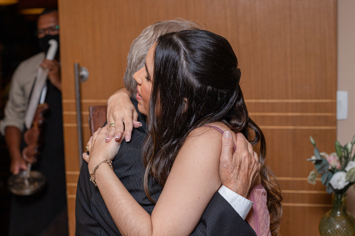 Pai emocionado com filha noiva