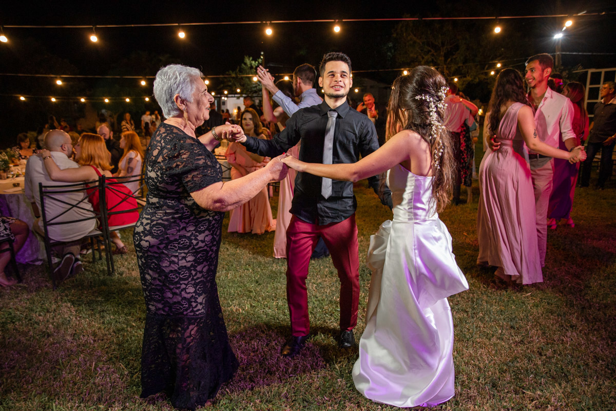 Noivos curtindo a festa com avó