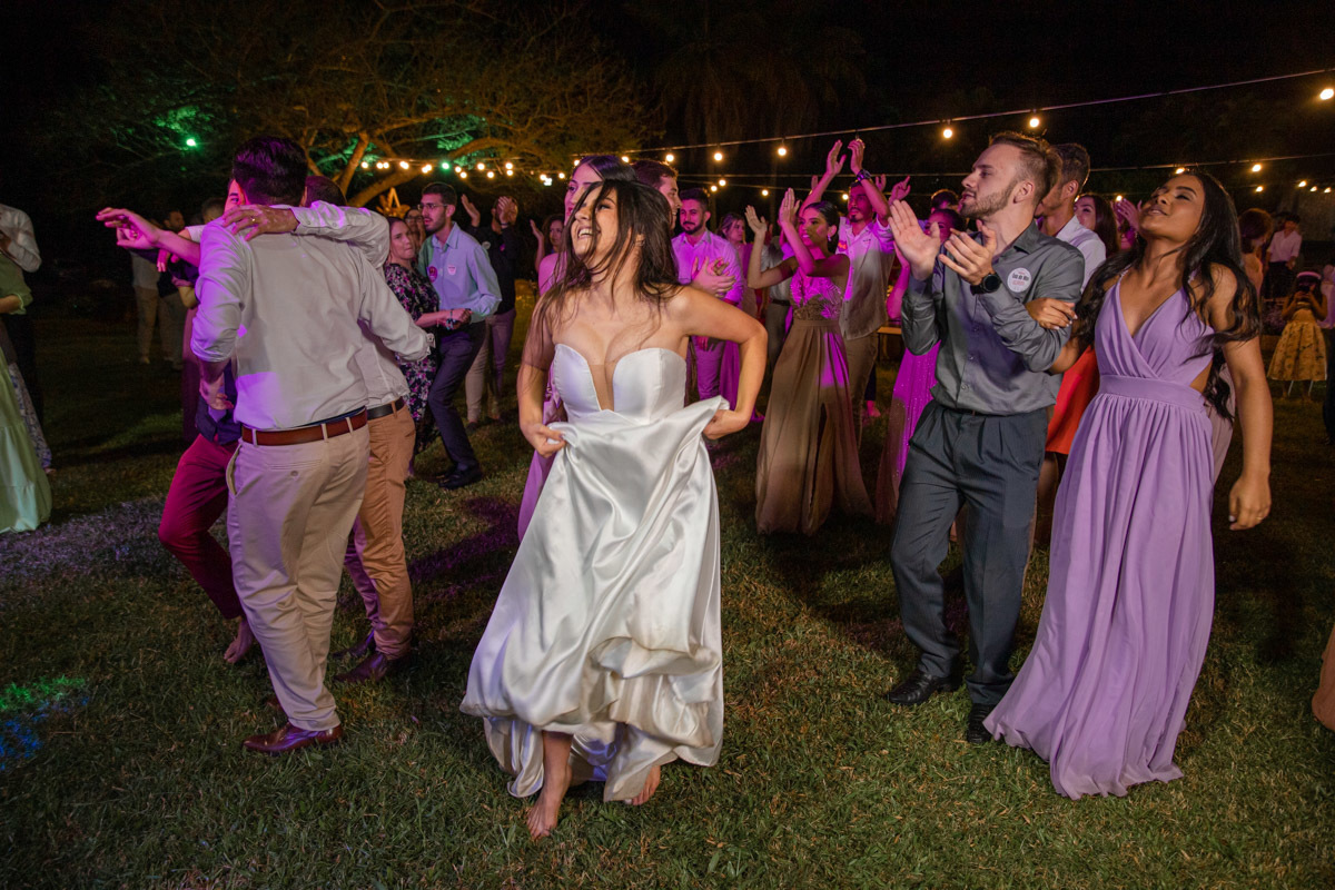Noivos curtindo a festa