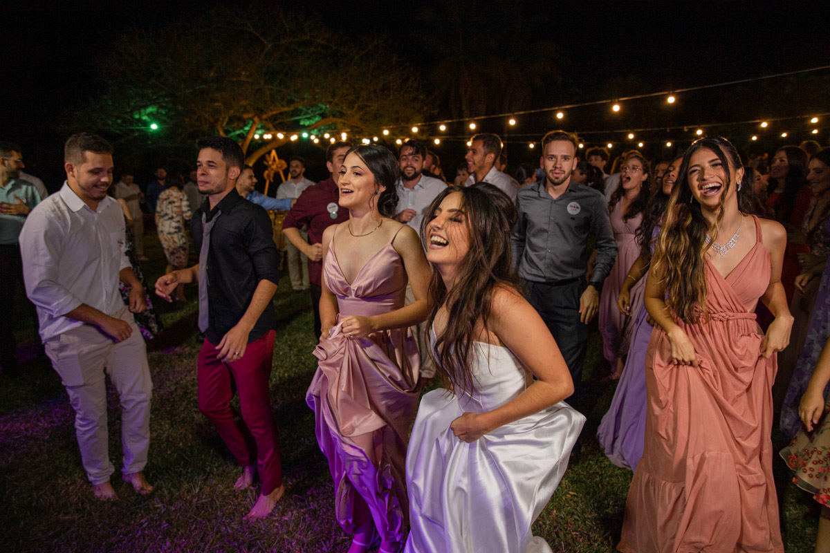 Noivos curtindo a festa