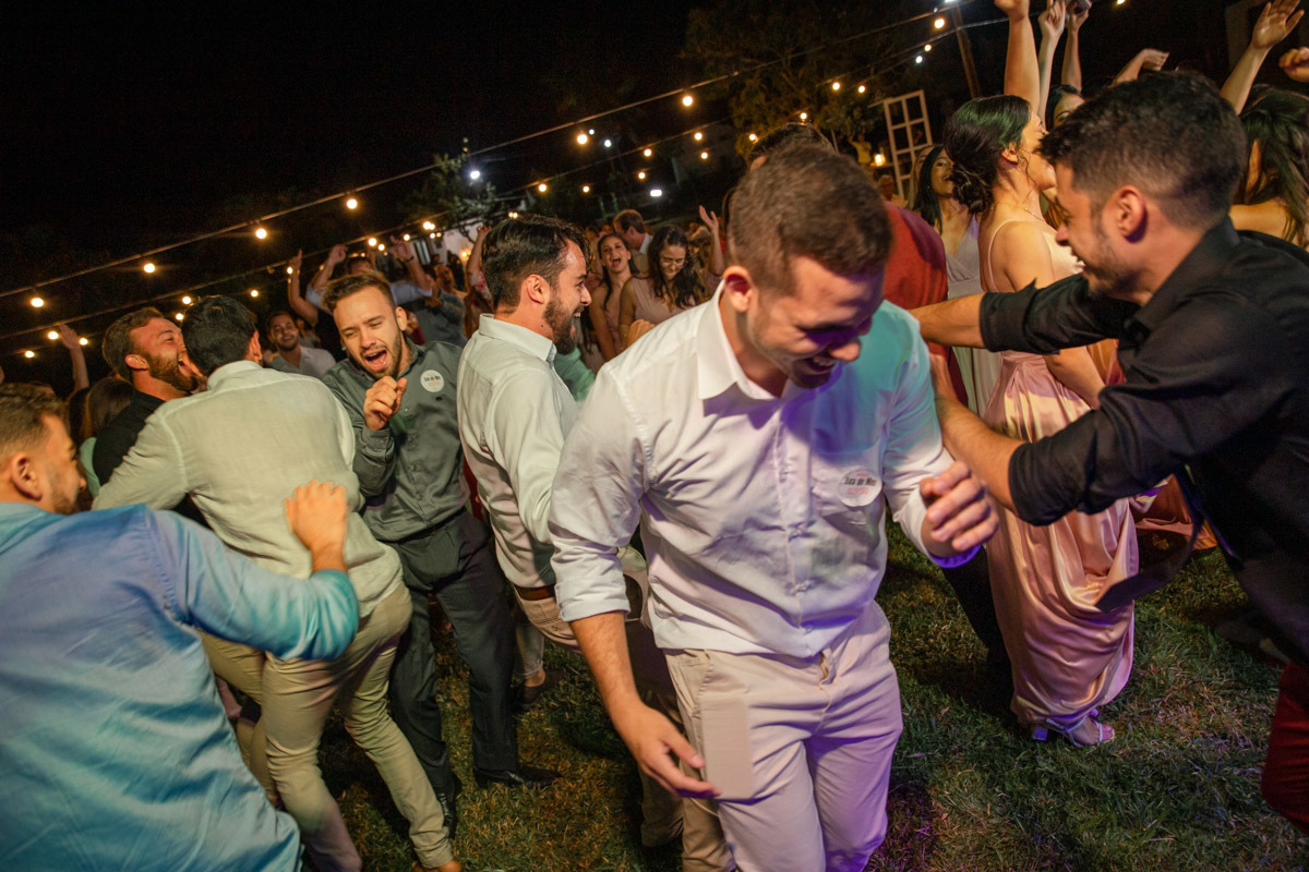 Noivos curtindo a festa