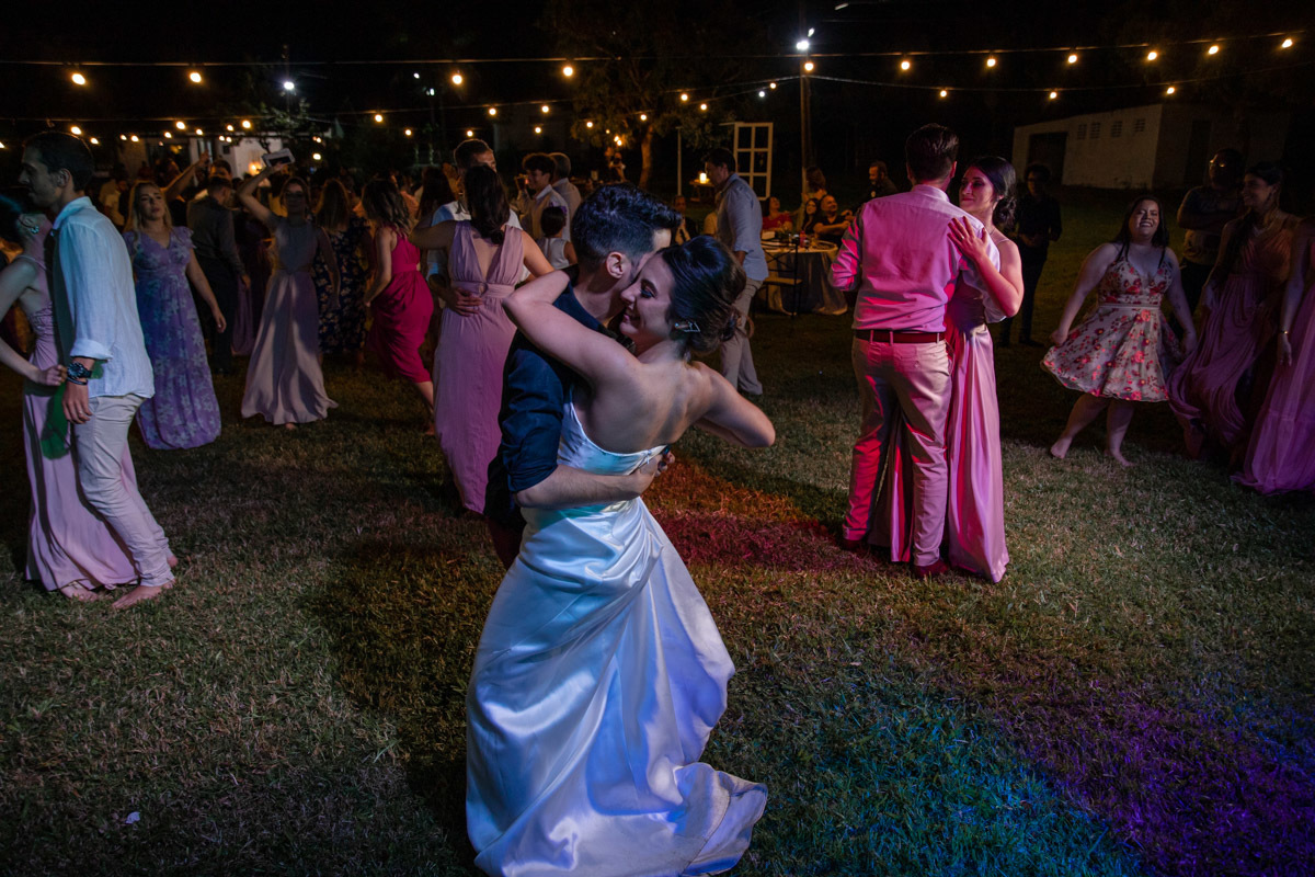 Noivos curtindo a festa