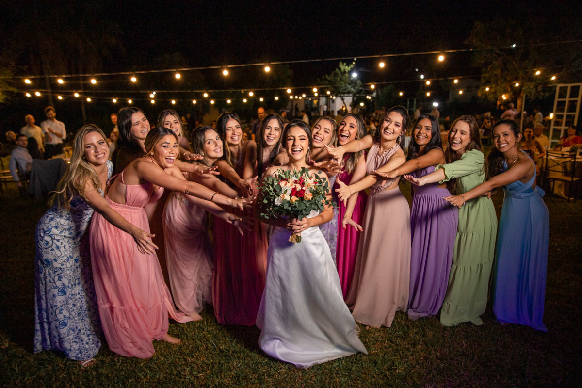 Foto descontraída noiva e madrinhas
