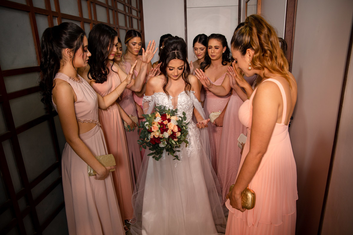 Madrinhas e noiva first look oração