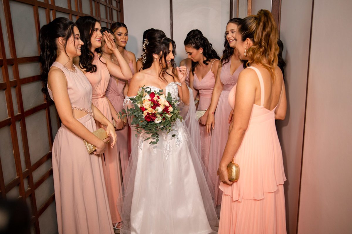 Madrinhas e noiva first look oração