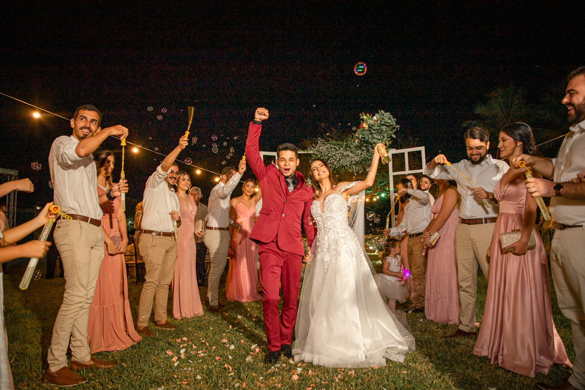 Foto perfeita de casamento Boho Saída dos Noivos