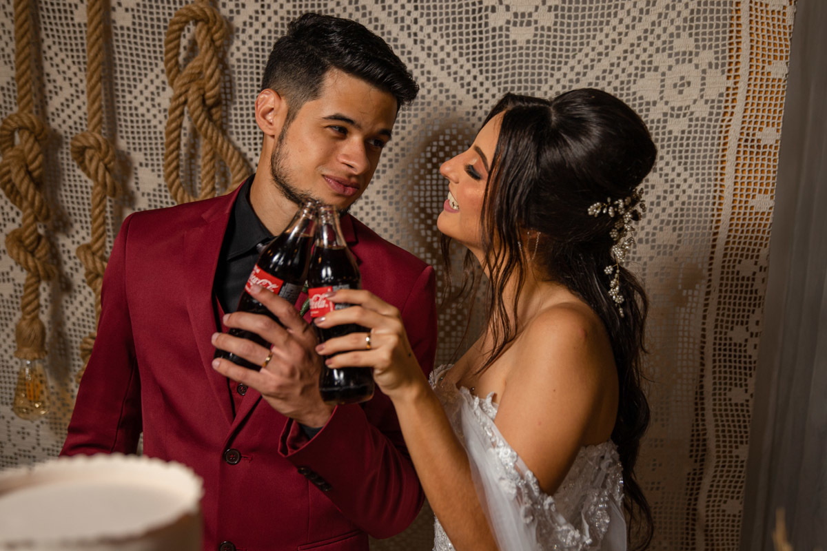 Brinde do casal com Coca-cola
