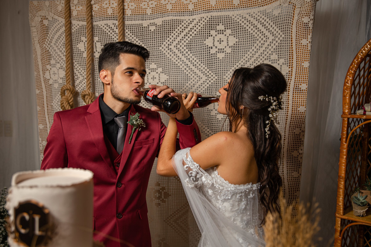 Brinde do casal com Coca-cola