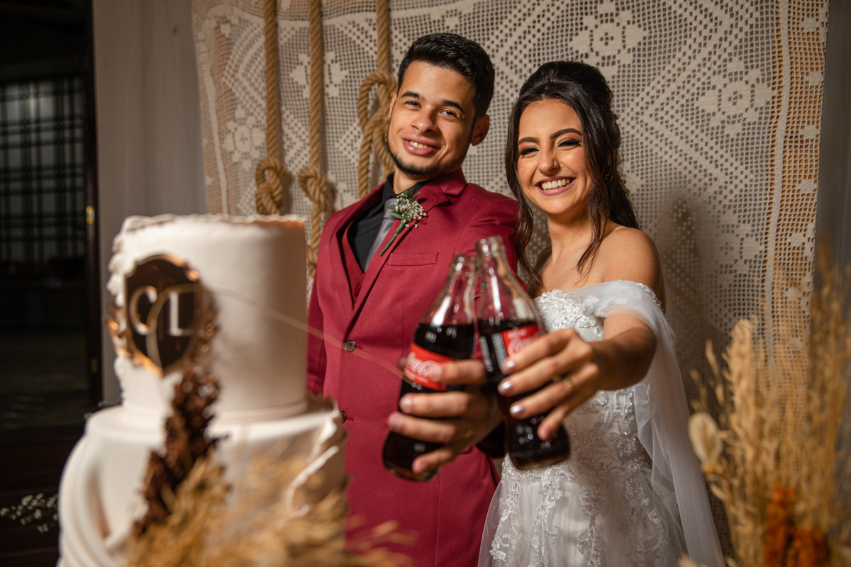 Brinde do casal com Coca-cola