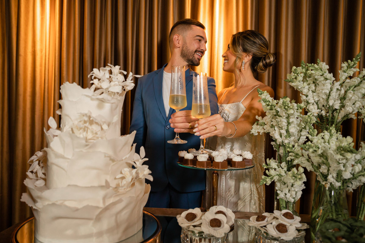 Brinda na mesa do bolo fotografias protocolares