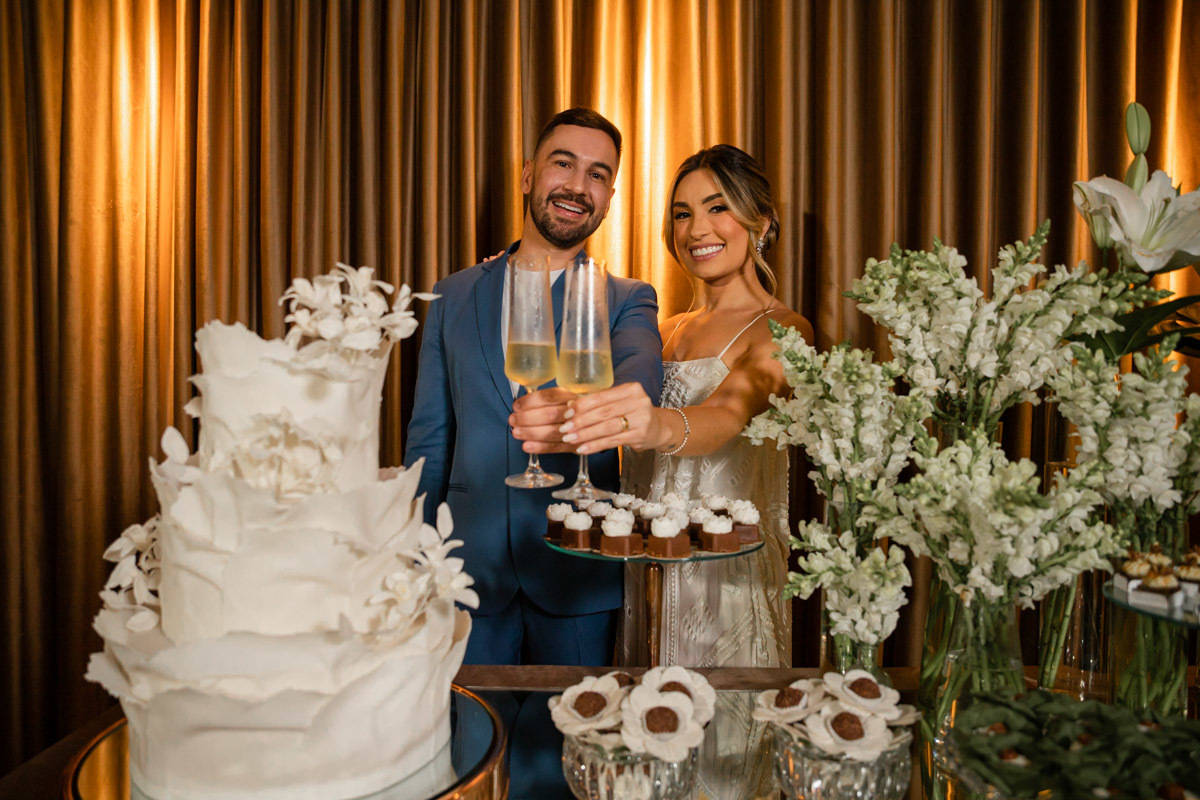 Brinda na mesa do bolo fotografias protocolares