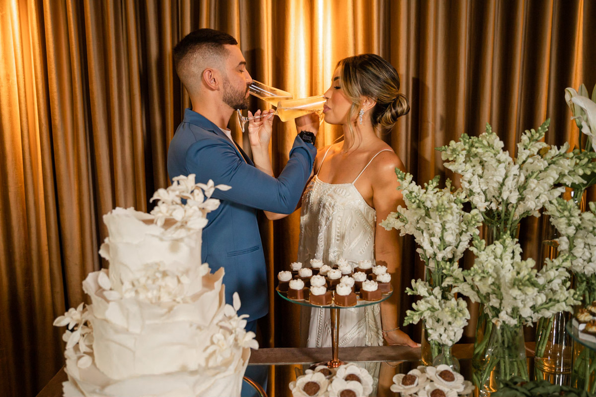Brinde na mesa do bolo fotografias protocolares