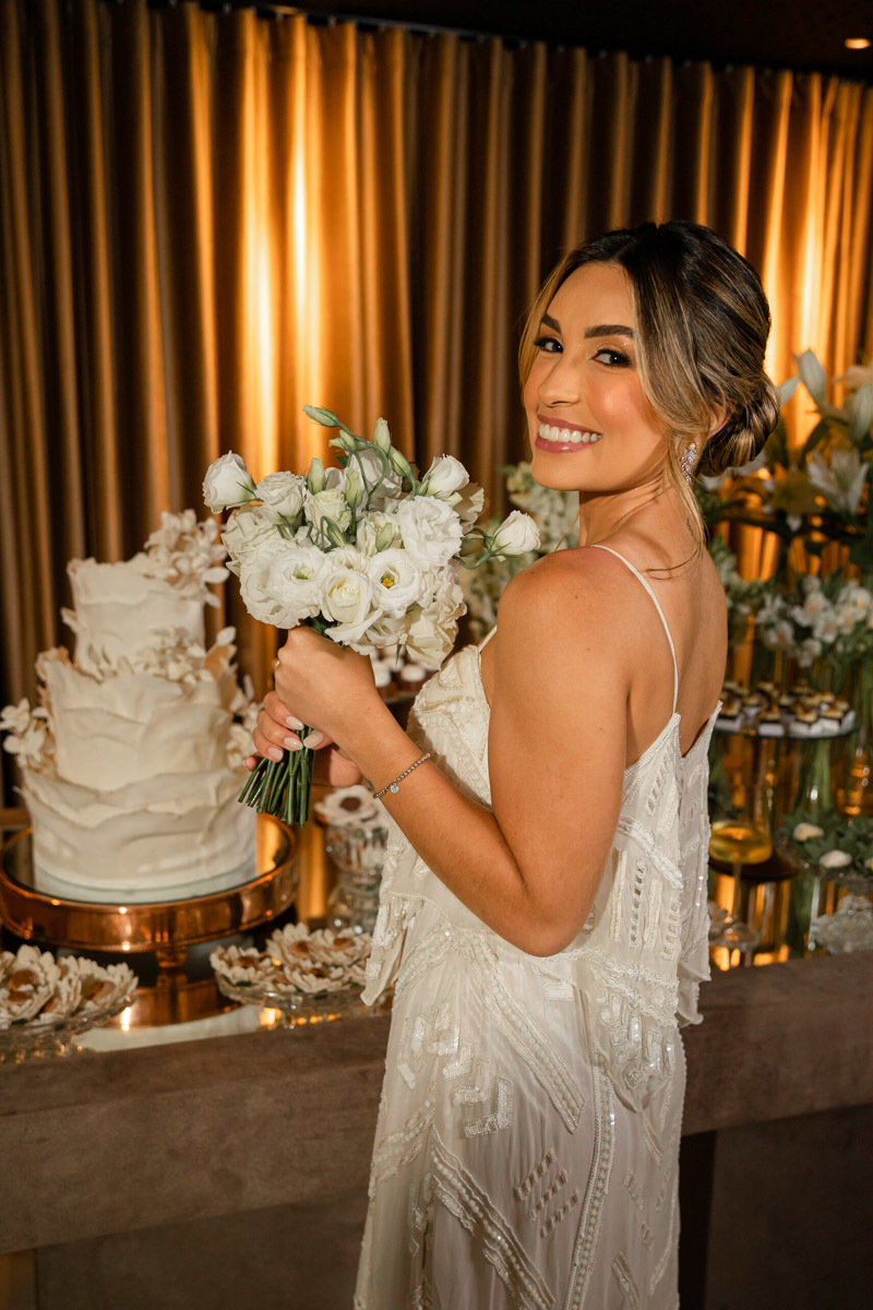 Noiva clássica e buquê