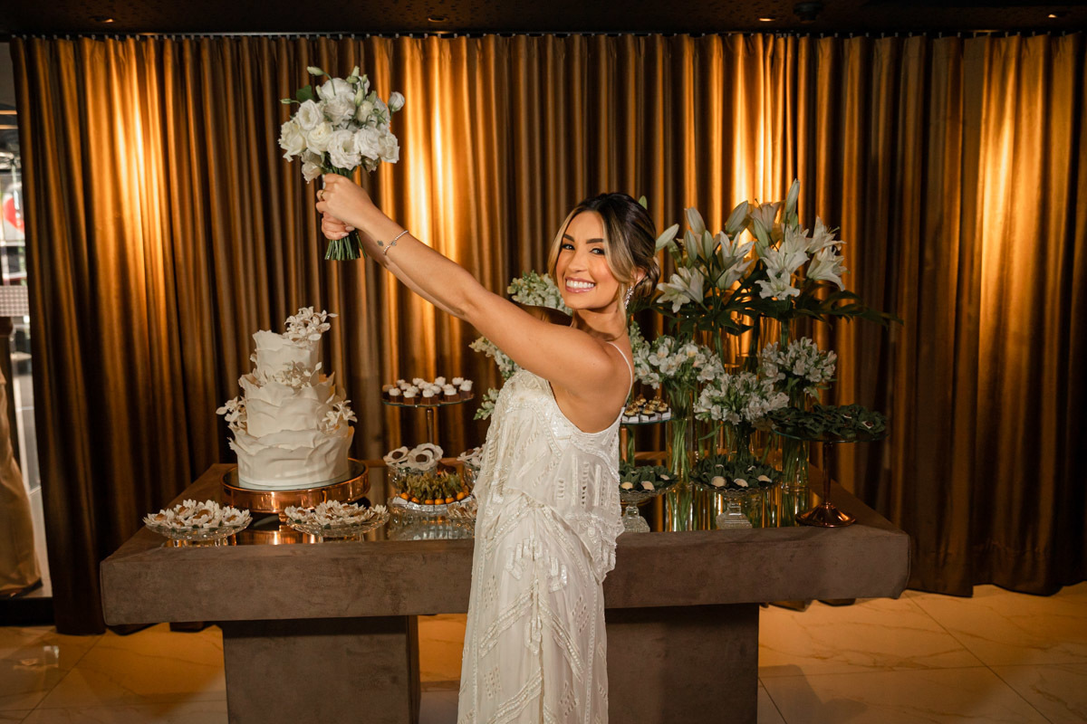 Noiva jogando o buque