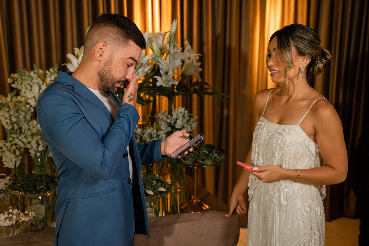 Noivo emocionado nos votos