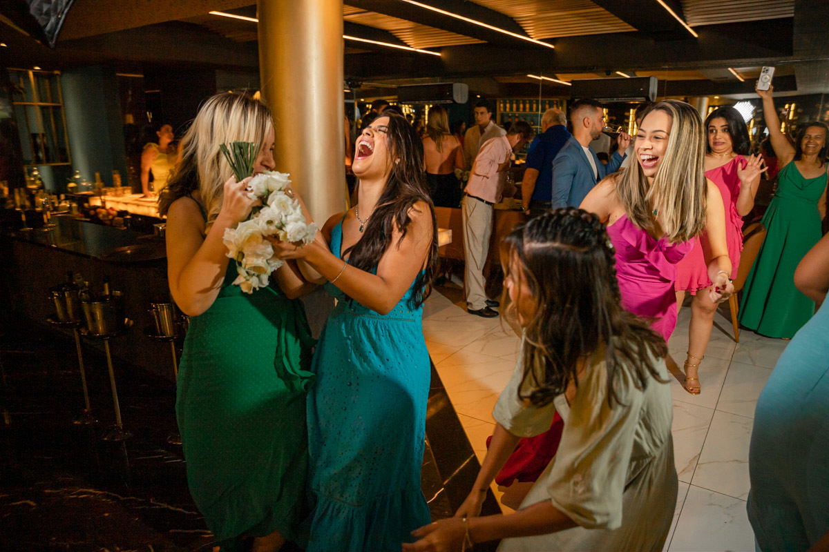 Brincadeira de pegar o buque