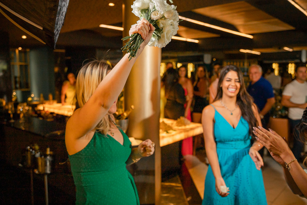 Brincadeira de pegar o buque