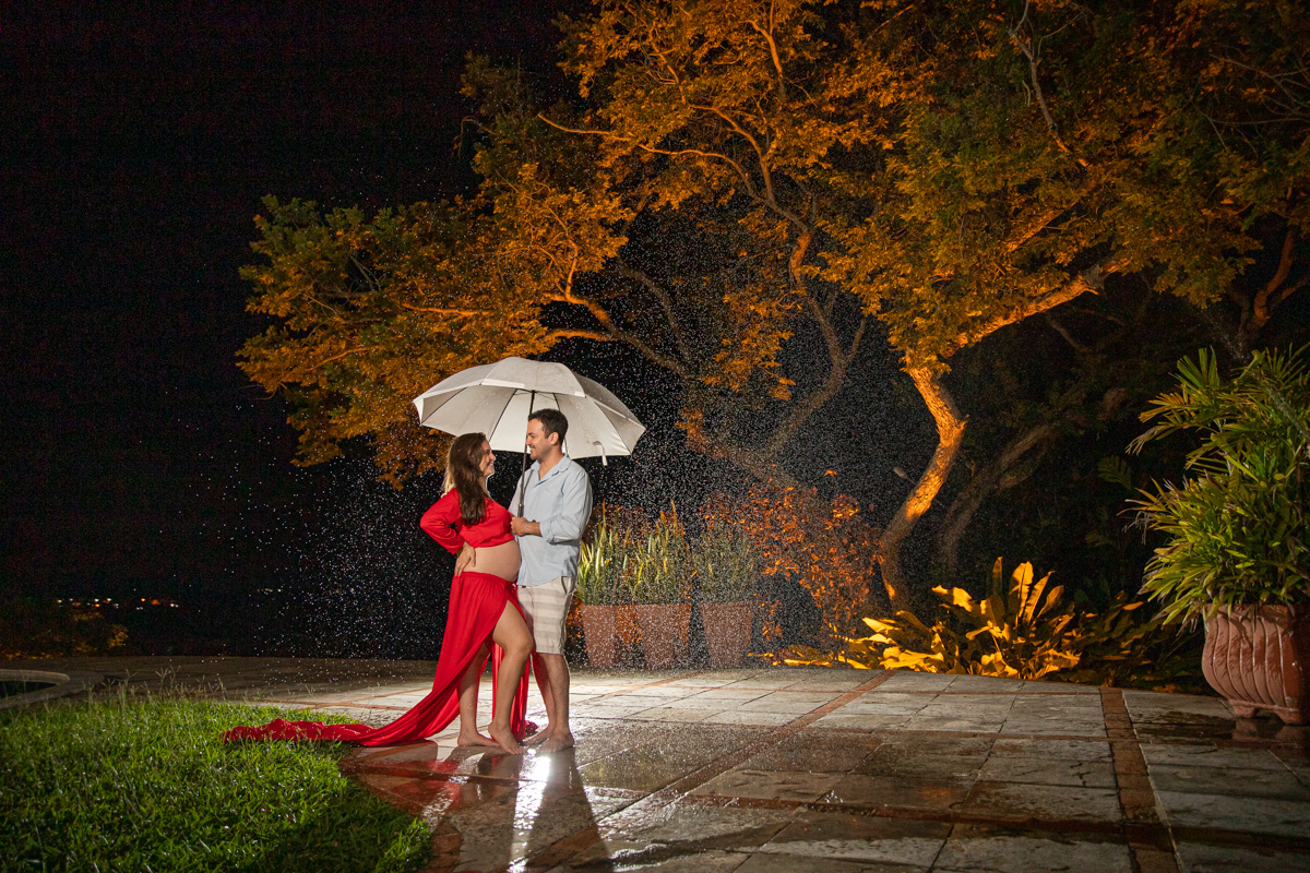 Foto na chuva casal gestante