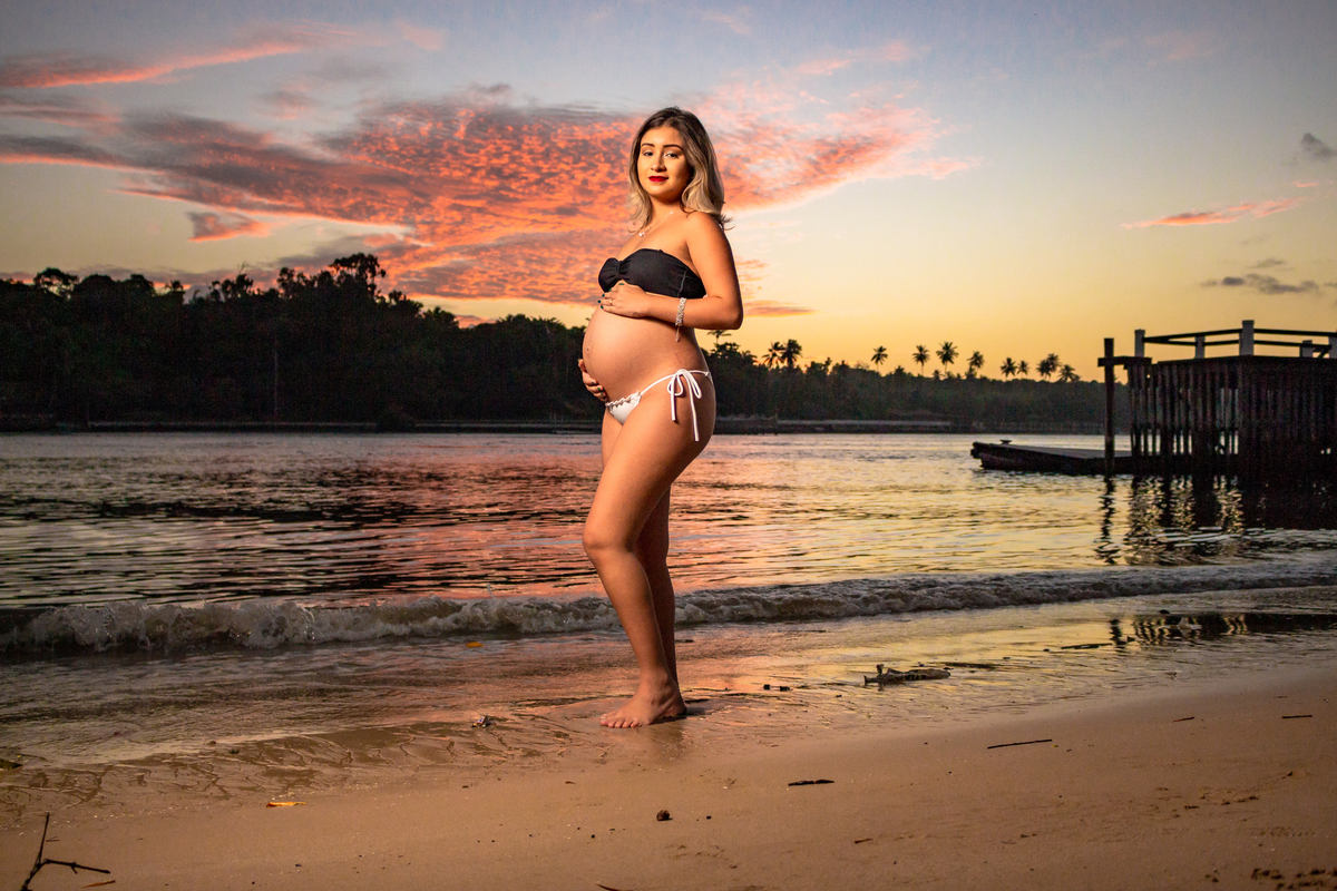 Gestante de Bíquine no pier