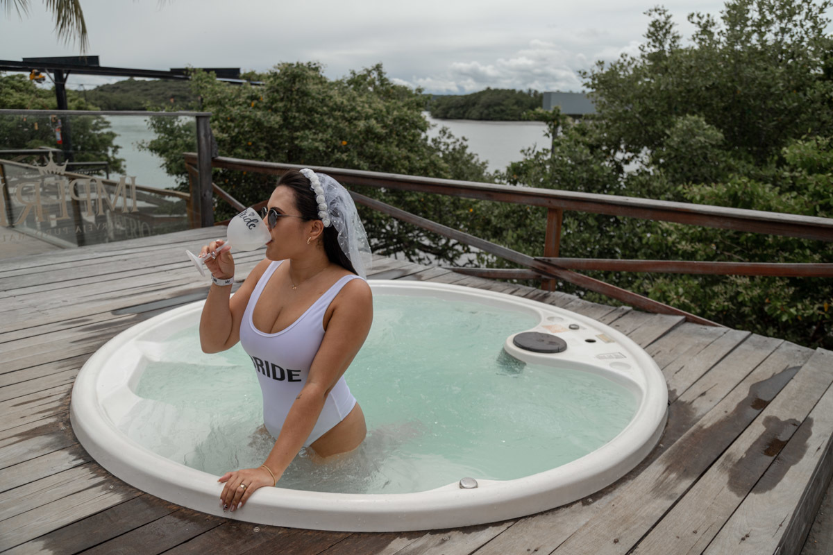 Noiva bebendo champanhe