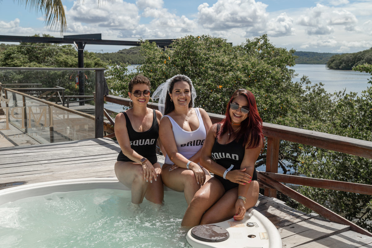 Inspiração de fotos na piscina noiva e amigas