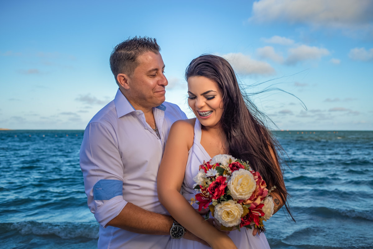 Casal sorrindo praia
