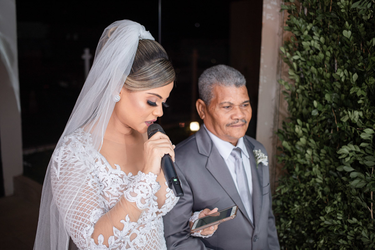 Noiva cantando para o noivo