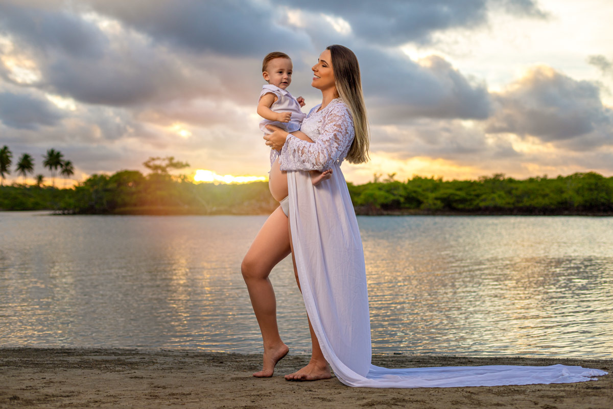 Mãe segura filho em cima da barriga