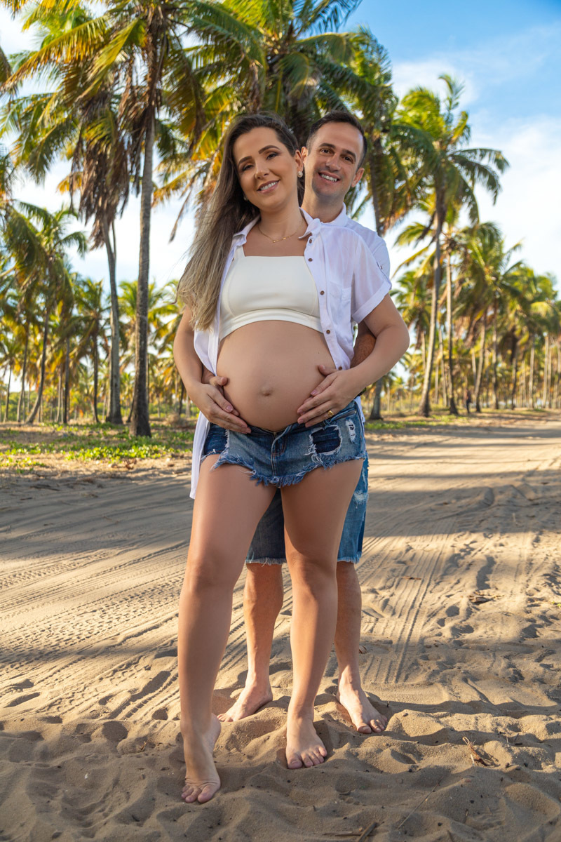 Casal posando gestante