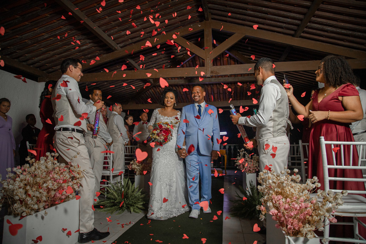 Chuva de pétalas noivos