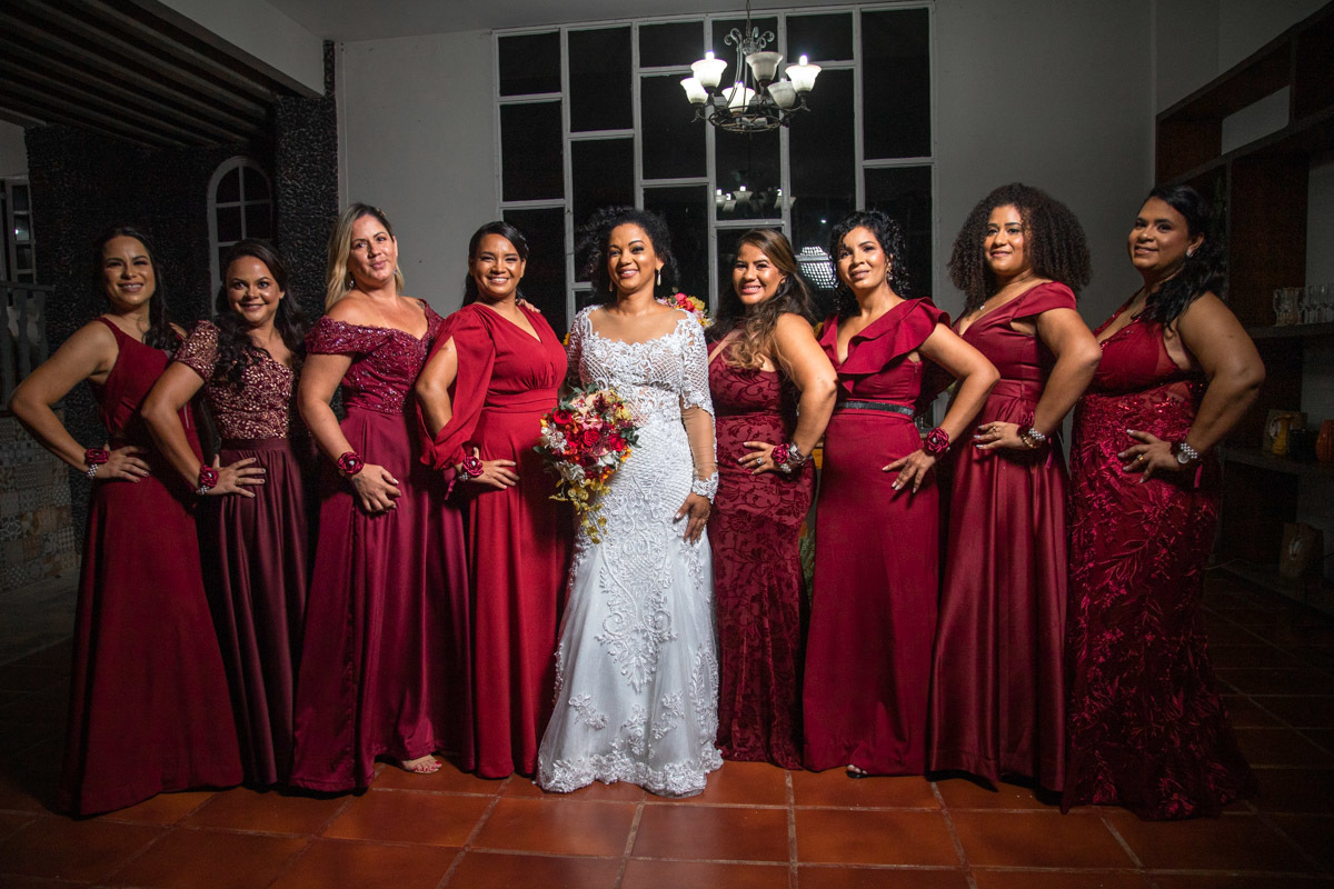 Noiva e madrinhas posando