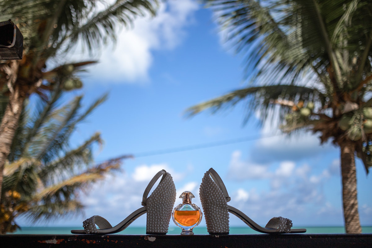 Paisagem sapatos e perfume da noiva