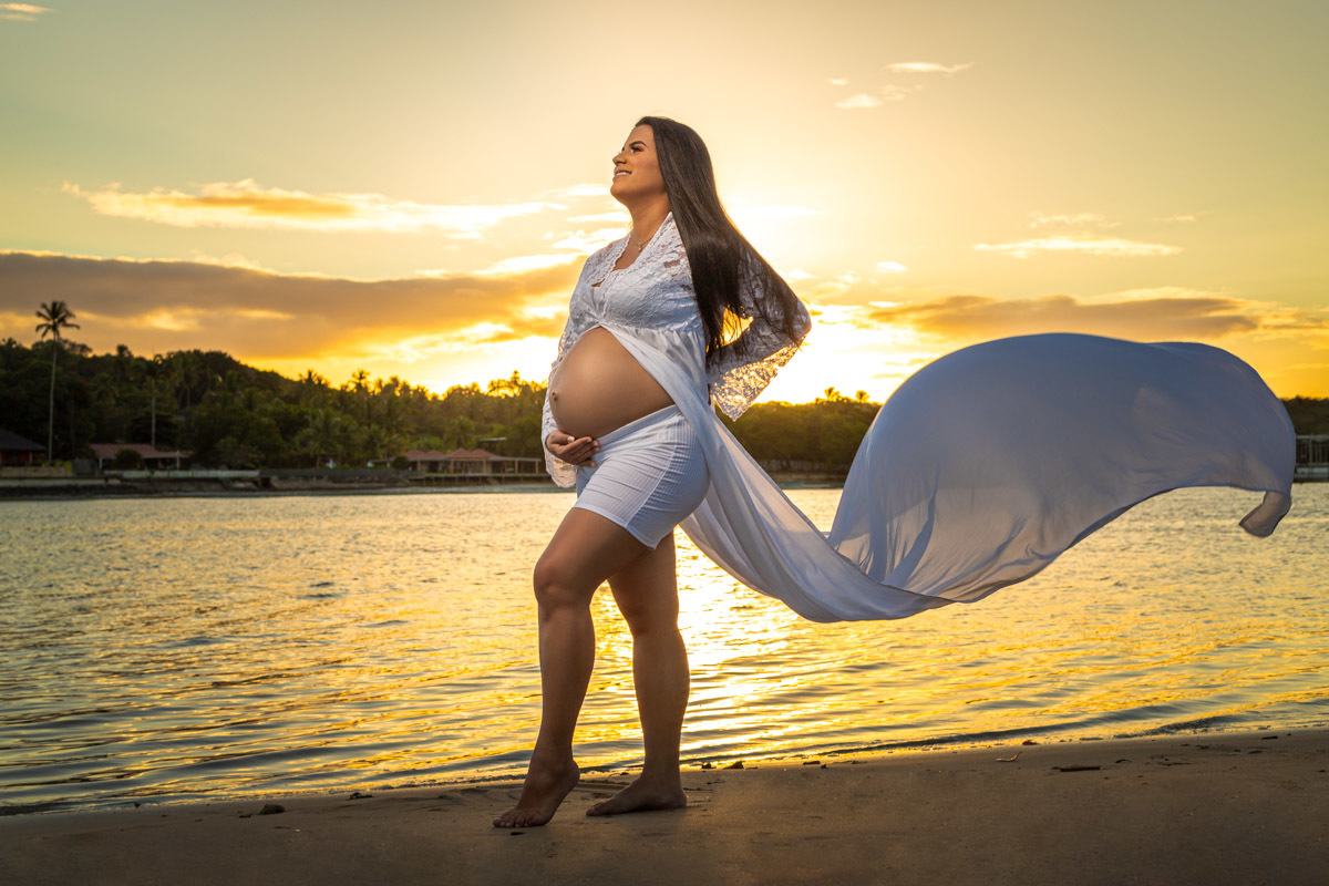 Gestante contemplando a natureza