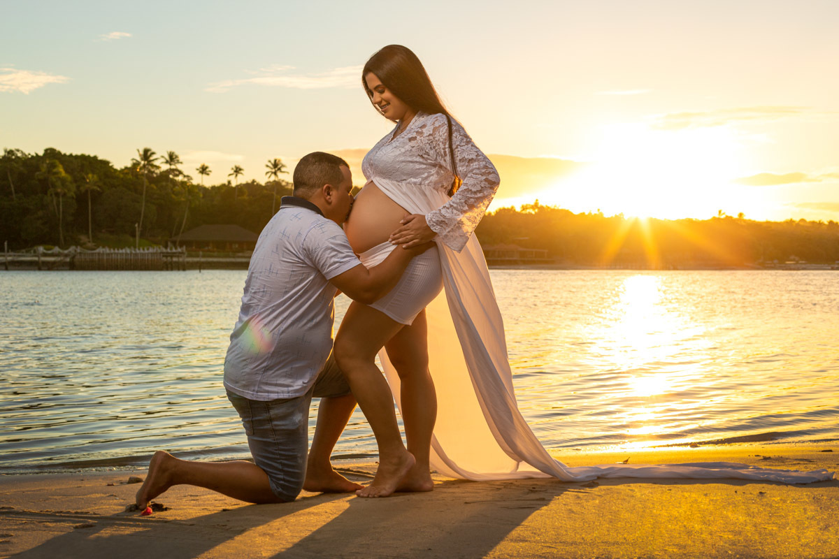 Papai beijando a Barriga da mãe