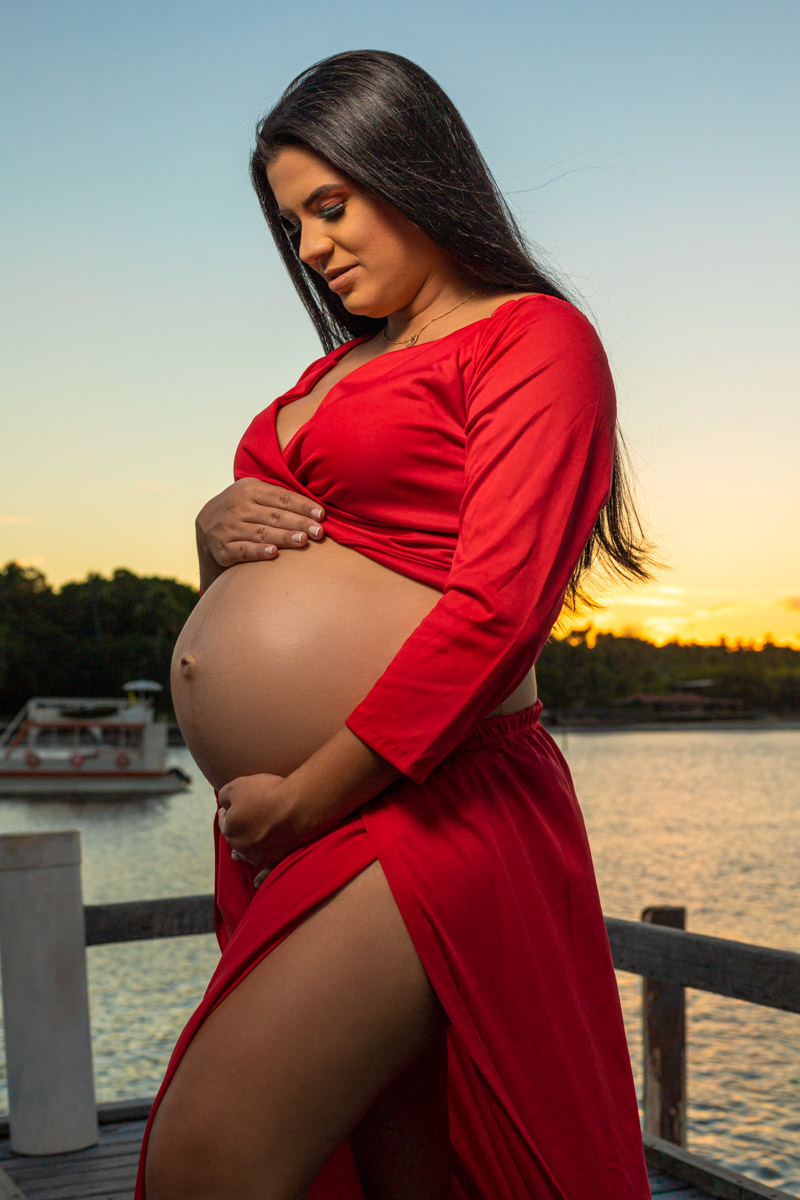 Gestante no pôr do sol