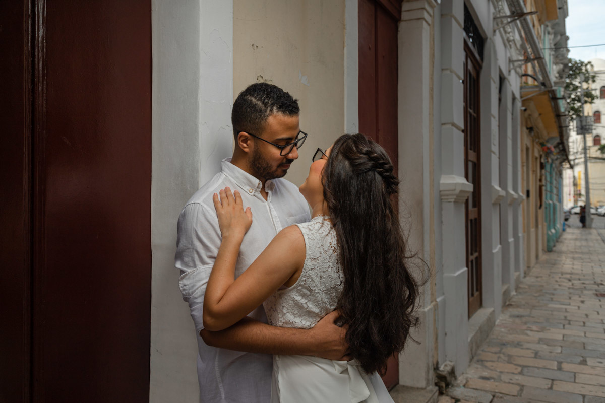 Casal de olhando pose