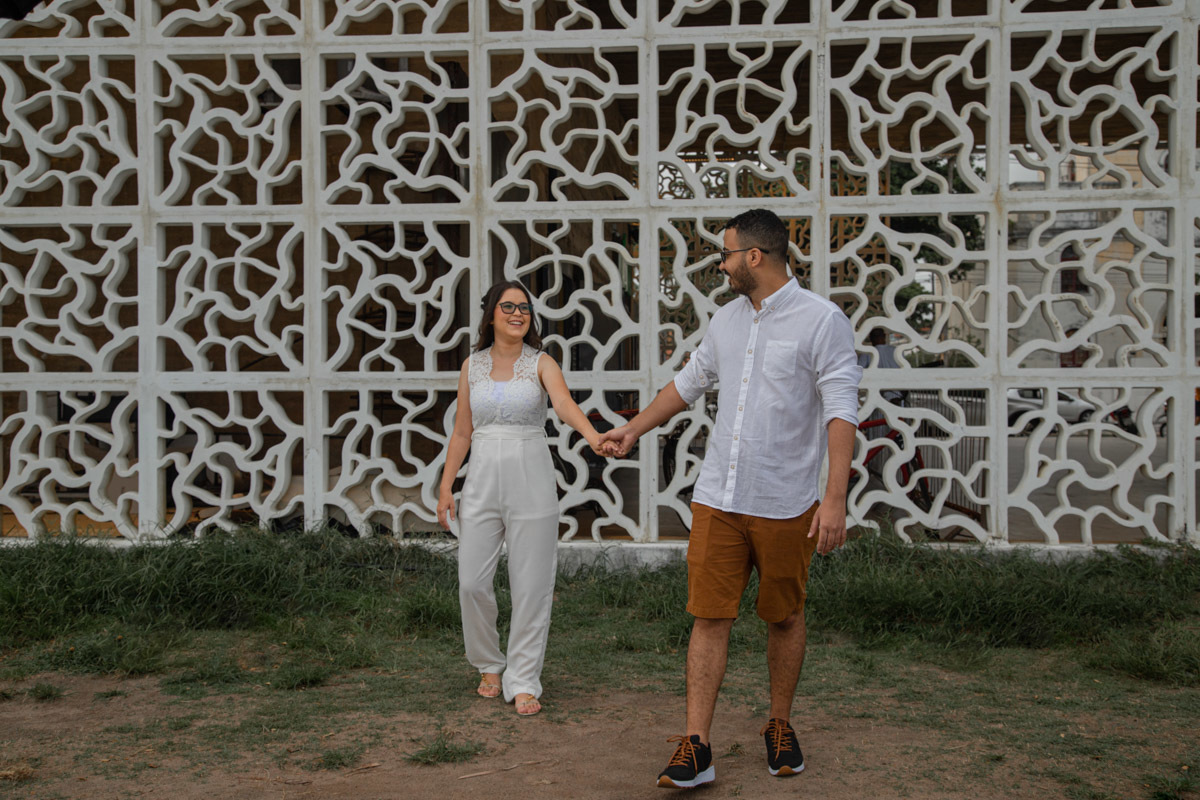 Casal caminhando juntos