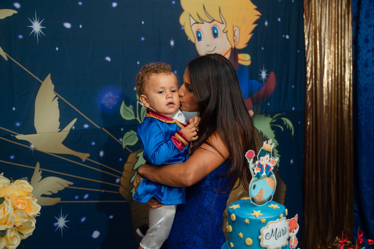 Mãe abraçando o filho