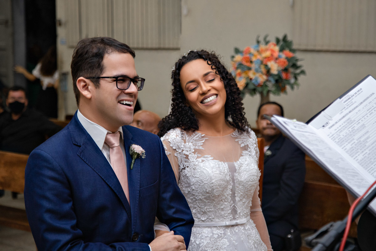 Noivos sorrindo foto com sentimento