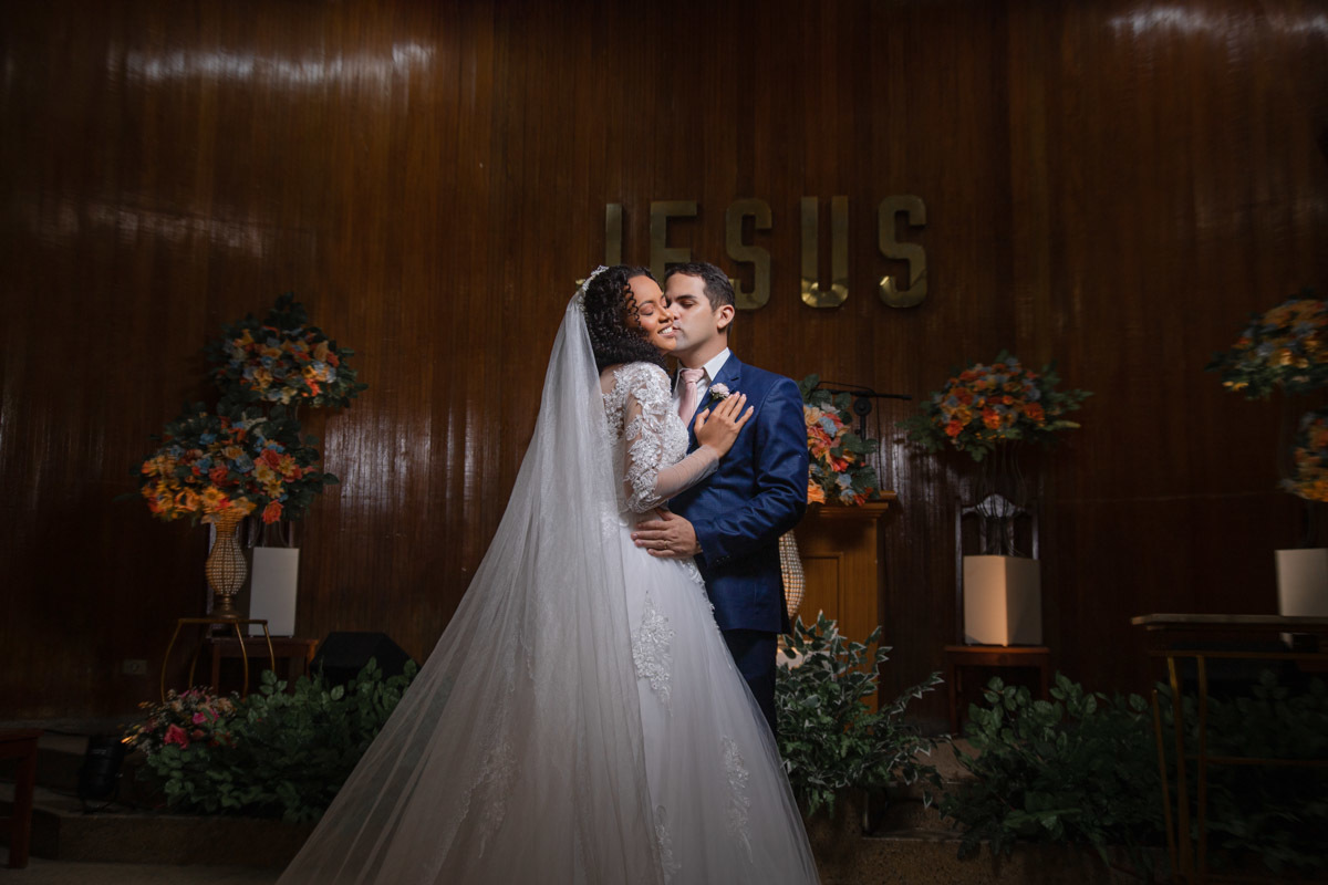 Foto perfeita noivos no altar