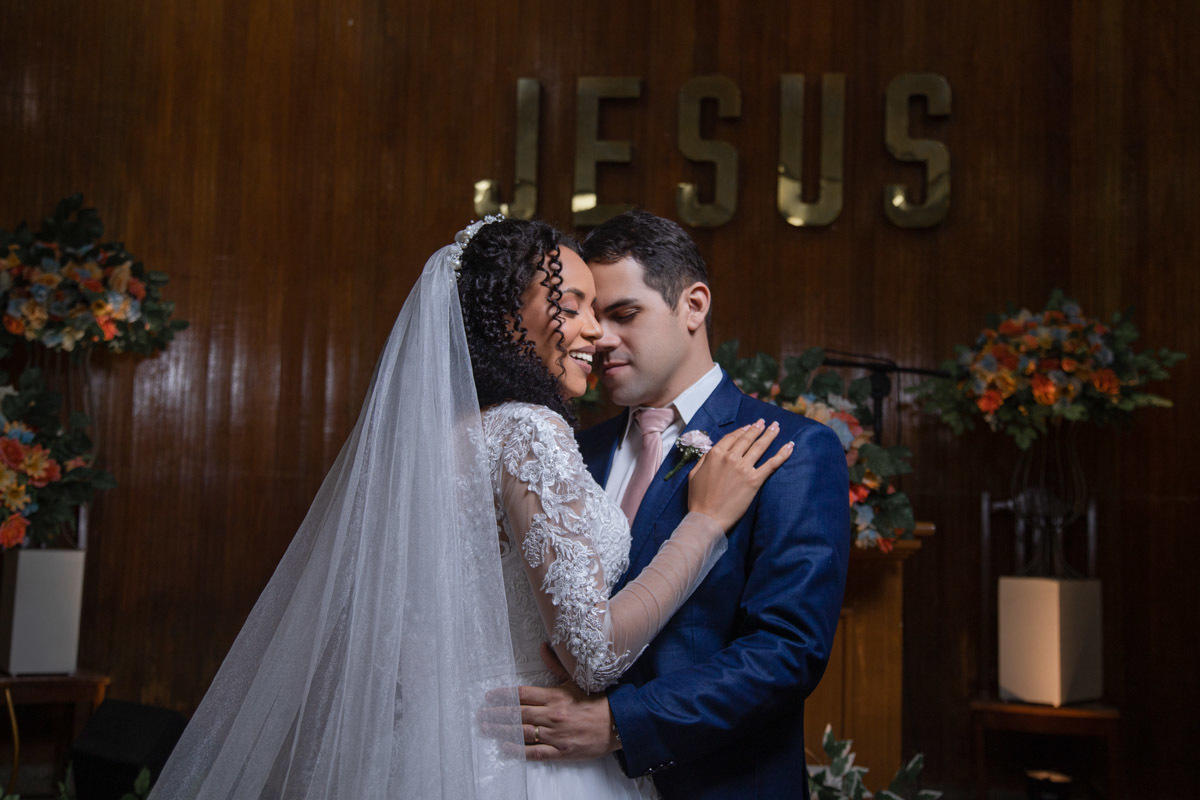 Foto dos noivos no altar