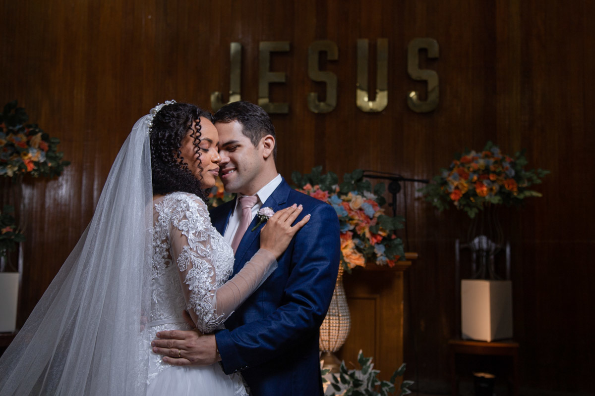 Noivos no altar Assembleia