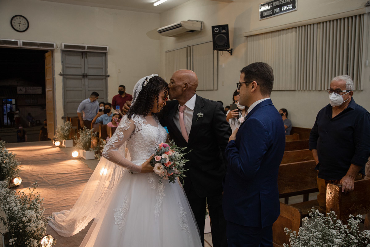 Pai beijando testa da noiva