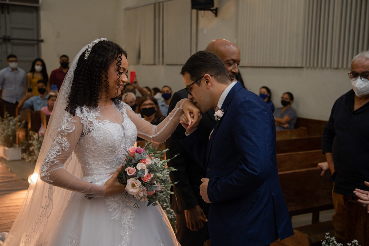 Noivo recebe a noiva