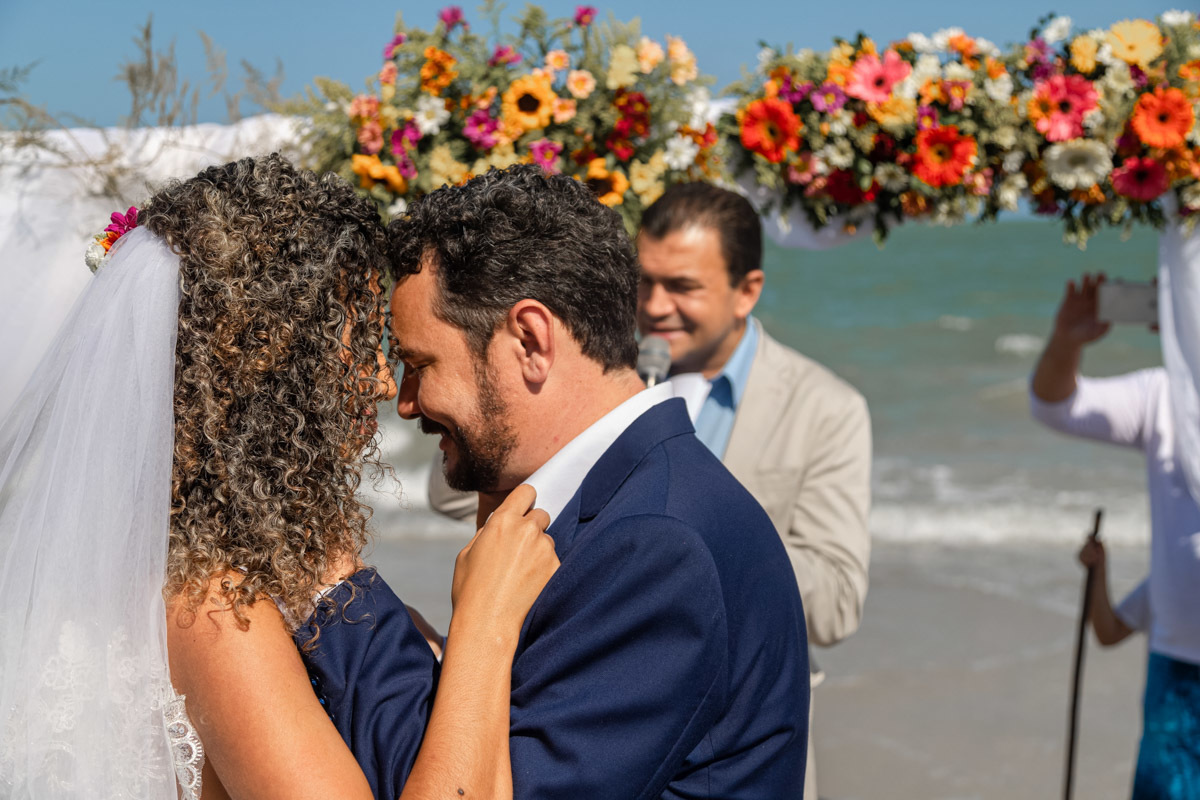 Beijo apaixonado noivos