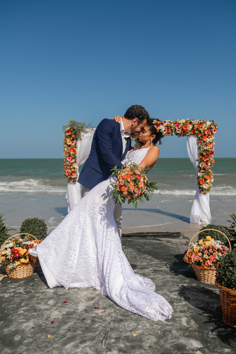 Noivos casamento na praia