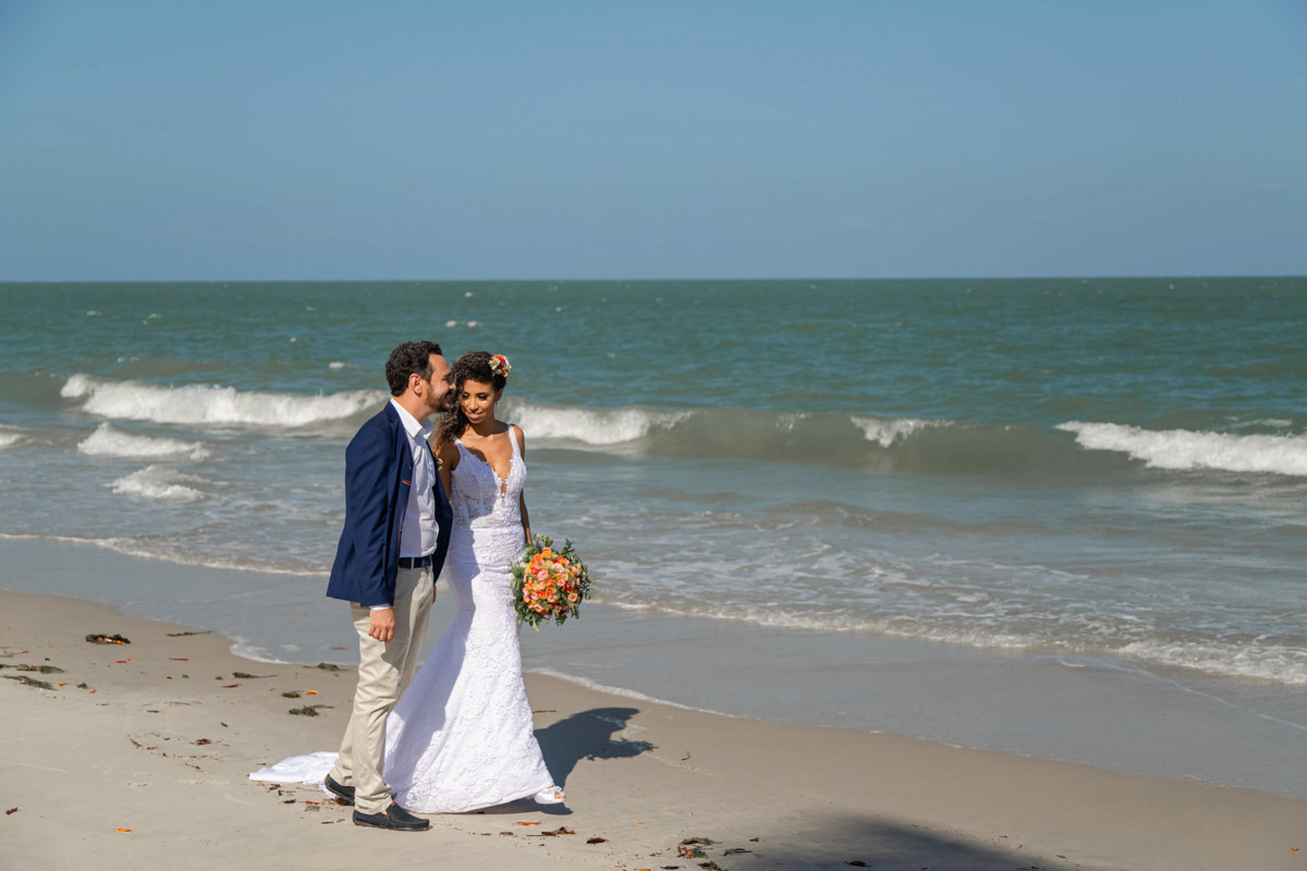 Noivos na praia Destination Wedding