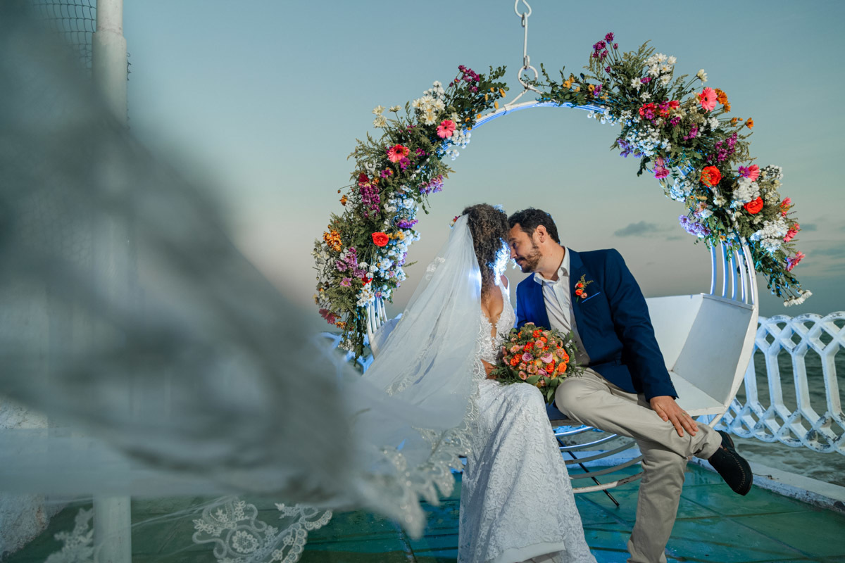 Noivos na praia Destination Wedding