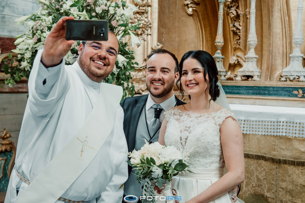 vestido azul, vestido para damas de honor, maquilhagem noiva, vestido de noiva, ramo da noiva, noivo, fato noivo, mosteiro de pombeiro, felgueiras, diacono joão silva soares, selfie noivos