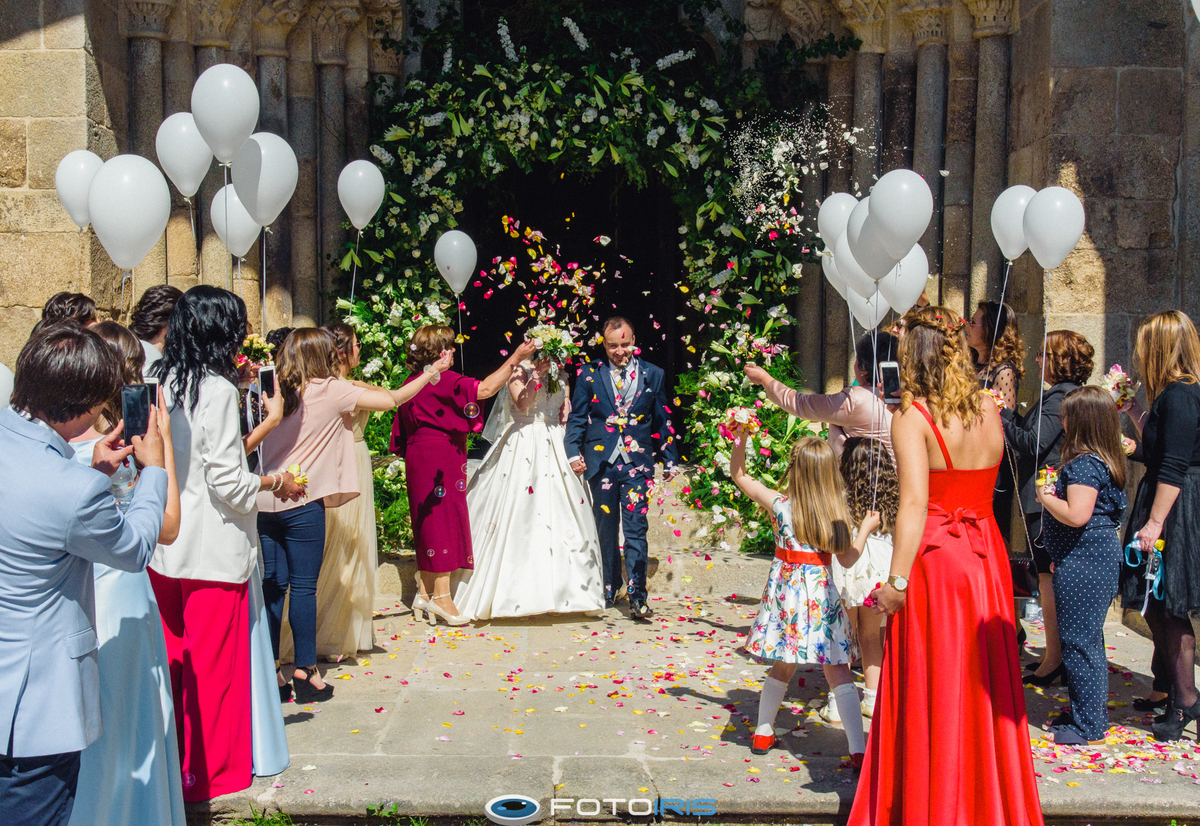 noivo, fato noivo, mosteiro de pombeiro, felgueiras, melhor local para fotografia em felgueiras, arroz, saida de noivos, baloes de eventos 